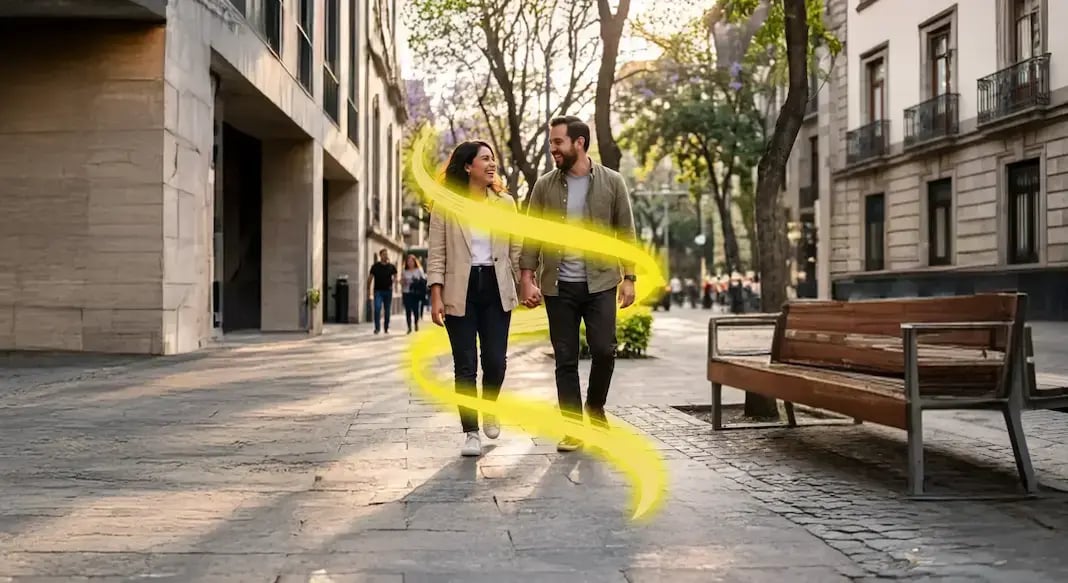 Pareja caminando en la ciudad