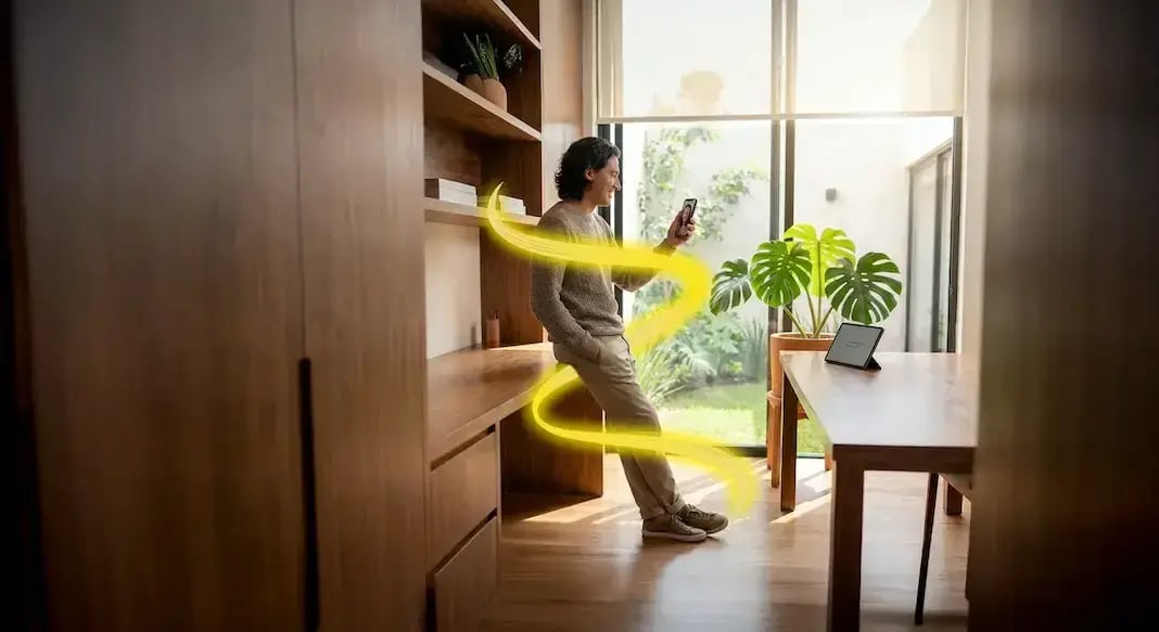 Hombre con celular en casa