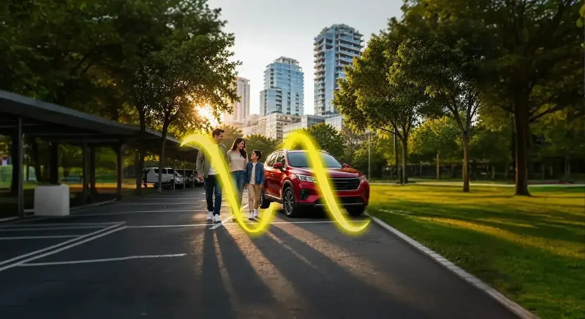 Familia en auto rojo en parque