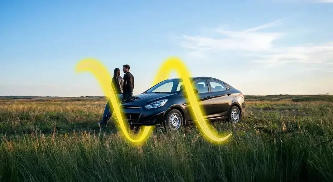 Pareja en auto en el campo