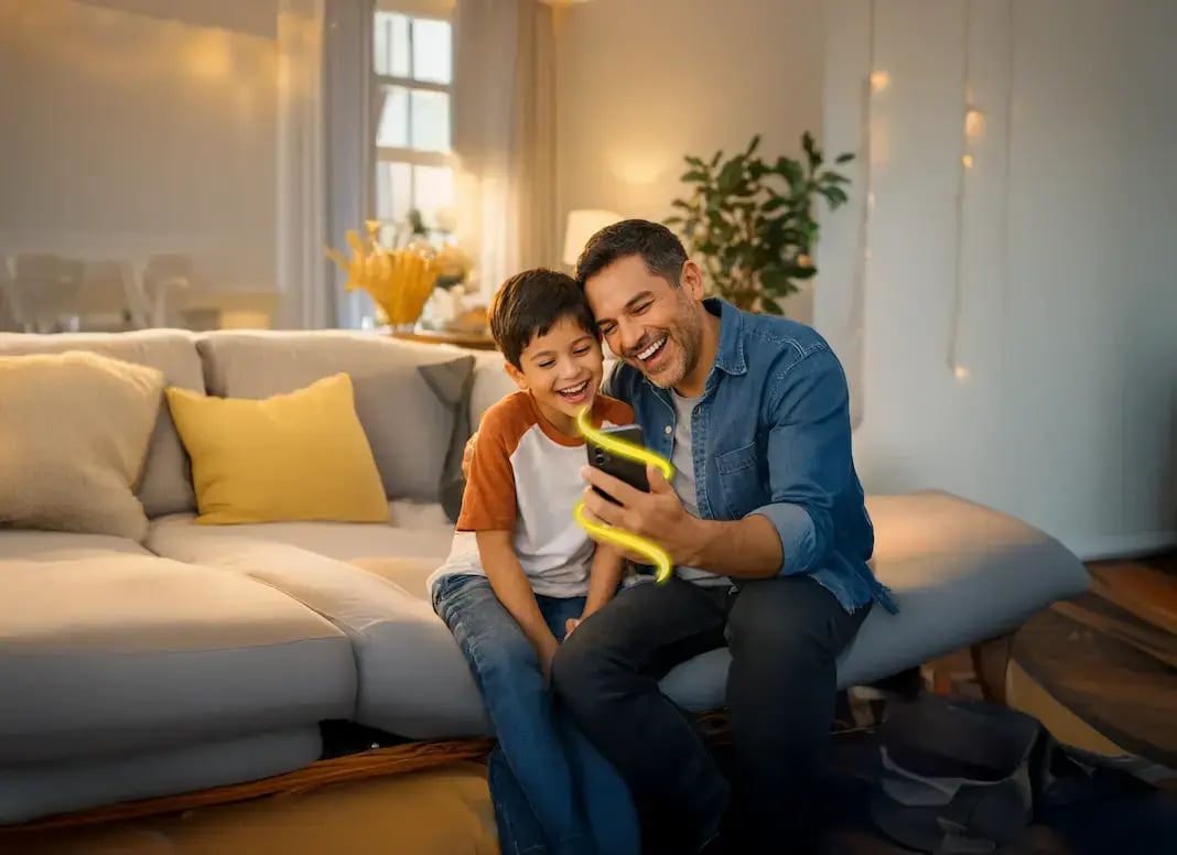 Padre e hijo con celular