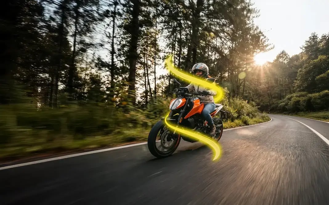 Motociclista en la carretera