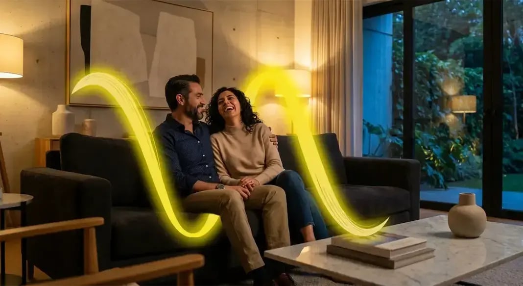 Pareja en casa en sillón