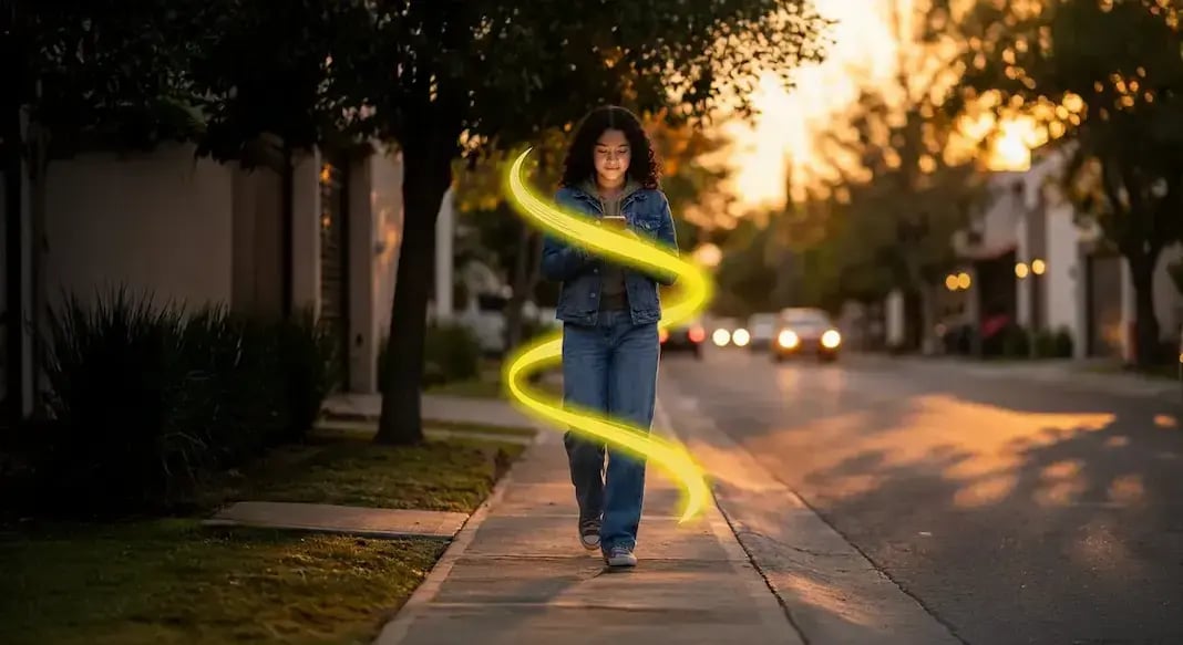 Mujer caminando en la calle