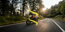 Motociclista en la carretera
