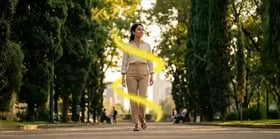 Mujer caminando en el parque