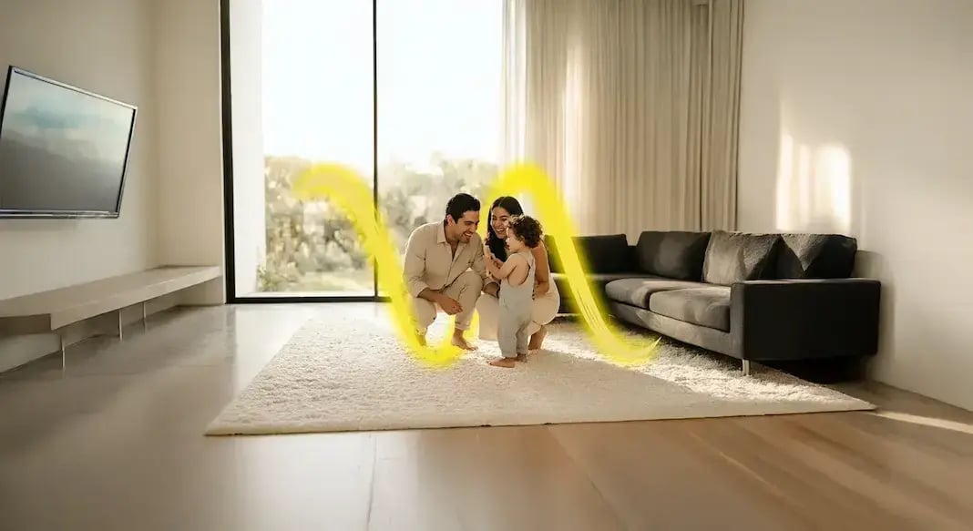 Pareja con bebé en la sala