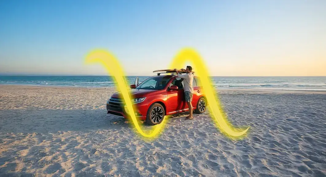 Hombre con auto en la playa